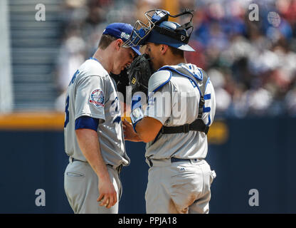 Ross Stripling e Austin Barnes (catcher) Acciones del Partido de beisbol, Dodgers de Los Angeles contra Padres de San Diego, tercer juego de la ser Foto Stock