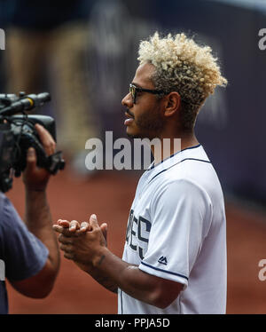 Kalimba canta el himno nacional. Acciones del Partido de beisbol, Dodgers de Los Angeles contra Padres de San Diego, tercer juego de la Serie en Mexic Foto Stock