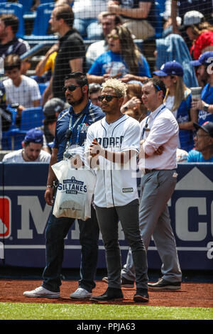 Kalimba canta el himno nacional. Acciones del Partido de beisbol, Dodgers de Los Angeles contra Padres de San Diego, tercer juego de la Serie en Mexic Foto Stock