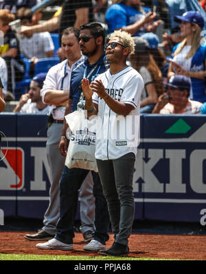 Kalimba canta el himno nacional. Acciones del Partido de beisbol, Dodgers de Los Angeles contra Padres de San Diego, tercer juego de la Serie en Mexic Foto Stock