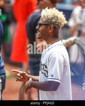 Kalimba canta el himno nacional. Acciones del Partido de beisbol, Dodgers de Los Angeles contra Padres de San Diego, tercer juego de la Serie en Mexic Foto Stock