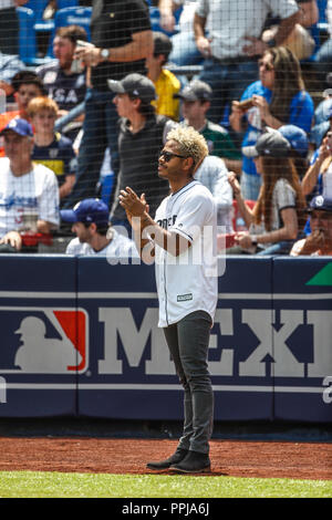 Kalimba canta el himno nacional. Acciones del Partido de beisbol, Dodgers de Los Angeles contra Padres de San Diego, tercer juego de la Serie en Mexic Foto Stock