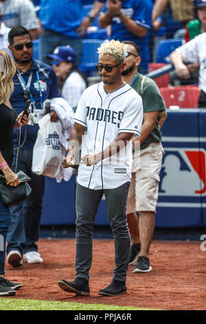 Kalimba canta el himno nacional. Acciones del Partido de beisbol, Dodgers de Los Angeles contra Padres de San Diego, tercer juego de la Serie en Mexic Foto Stock