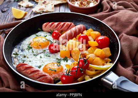 Pasto di autunno set: Sunny Side uova, acero zucca vetrata, salsicce arrostite, pomodori con baba ganoush dip realizzato da melanzane al forno con tahini, olive o Foto Stock