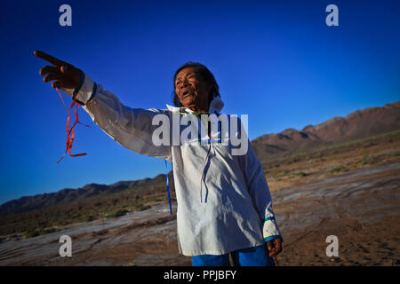 Francisco Barnet, sciamano della Seri gruppo etnico, arricchito come El CHAPO nella nazione Comcaa, Punta Chueca nel deserto di Sonora del Messico. Rituale, un Foto Stock