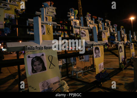 In memoria d elos 49 bambini scaduto nel fuoco del 5 giugno sono permanentemente altari nelle piazze pubbliche in onore di infanti. In questi siti sono Foto Stock