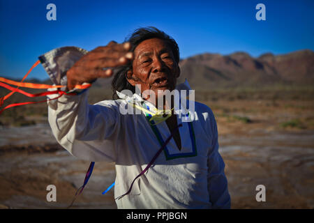 Francisco Barnet, sciamano della Seri gruppo etnico, arricchito come El CHAPO nella nazione Comcaa, Punta Chueca nel deserto di Sonora del Messico. Rituale, un Foto Stock
