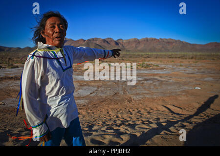 Francisco Barnet, sciamano della Seri gruppo etnico, arricchito come El CHAPO nella nazione Comcaa, Punta Chueca nel deserto di Sonora del Messico. Rituale, un Foto Stock