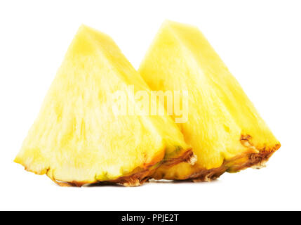 Due succose fette di ananas, isolato su sfondo bianco Foto Stock