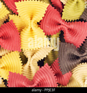 Materie bow-nodo di pasta di colore diverso, sfondo Foto Stock