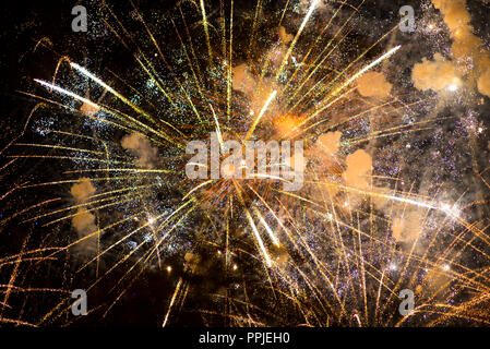 Salutate nel cielo notturno. Texture brillanti di festosi fuochi d'artificio. Vacanza astratta sfondo con vari colori di luce di fuochi d'artificio. Anno nuovo, Natale l Foto Stock