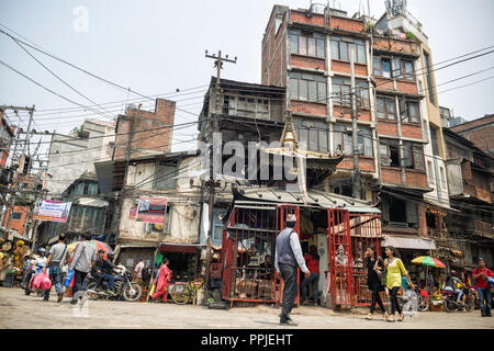 Kathmandu, Nepal - 16 Aprile 2016: Motivo mercato Tole è occupato con i lavoratori, gli enti locali e i turisti di fronte al Santuario Ganesh, Indra Chowk, Kathmandu nep Foto Stock