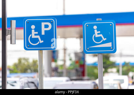 Parcheggio per ospiti disabili etichetta nella stazione di gas. Foto Stock