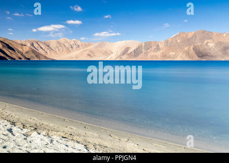 Vista del lago Pangong in Ladakh regione dell India Foto Stock