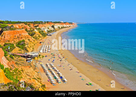 La splendida spiaggia di sabbia dorata di Praia de Falésia si estende oltre sei chilometri da Vilamoura a Olhos d'Agua, nella regione di Algarve in Portogallo. Foto Stock