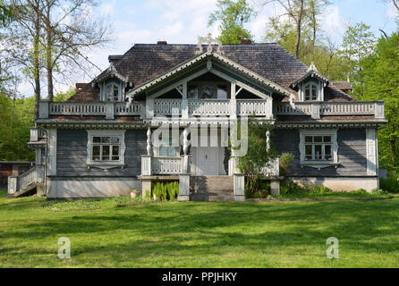 Białowieza, Voivodato Podlaskie, Polonia - 1 Maggio 2014: caccia, l'edificio più antico di Białowieza. Foto Stock