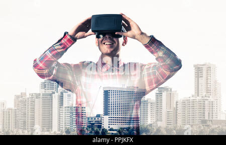 Ragazzo indossa controllato shirt e maschera virtuale dimostrare alcune em Foto Stock