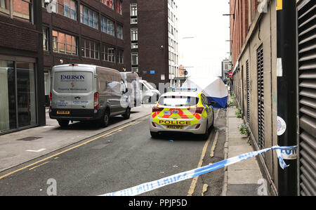 Una polizia forensic tenda al di fuori della Britannia Hotel nel centro della città di Manchester, dove due uomini sono stati trovati morti - una caduta dall'hotel, gli altri trovati in una stanza nello stesso hotel. Foto Stock