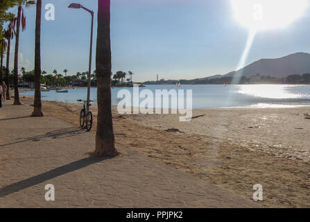 Spiaggia Vicino al Porto di Alcudia Maiorca Foto Stock