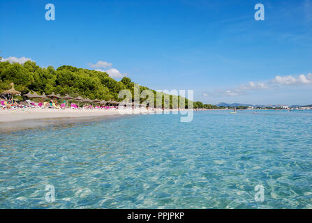 Spiaggia Vicino al Porto di Alcudia Maiorca Foto Stock