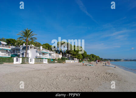 Spiaggia Vicino al Porto di Alcudia Maiorca Foto Stock