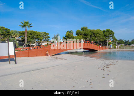 Spiaggia Vicino al Porto di Alcudia Maiorca Foto Stock