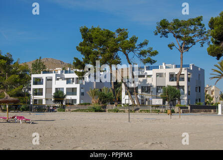 Spiaggia Vicino al Porto di Alcudia Maiorca Foto Stock