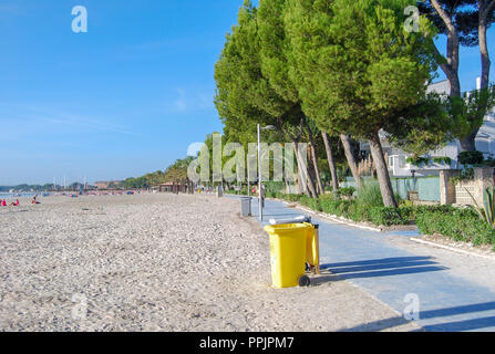 Spiaggia Vicino al Porto di Alcudia Maiorca Foto Stock