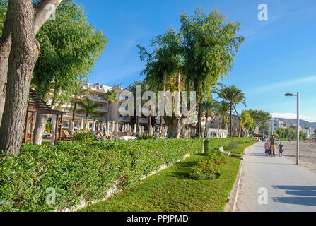 Spiaggia Vicino al Porto di Alcudia Maiorca Foto Stock