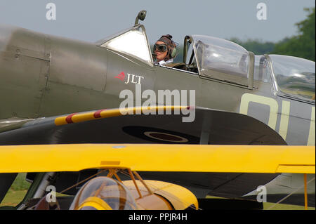 Femmina pilota di Spitfire Carolyn grazia di rullaggio il suo Spitfire in corrispondenza di un'esibizione aerea. La seconda guerra mondiale da combattimento aereo. Donna Foto Stock