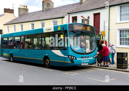 Arriva il servizio bus Conwy. North Wales UK, con i passeggeri anziani in attesa. Foto Stock