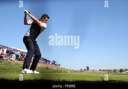 Team Europe's Rory McIlroy tees off il 7° durante l'anteprima giorno tre della Ryder Cup presso Le Golf National, Saint-Quentin-en-Yvelines, Parigi. Foto Stock