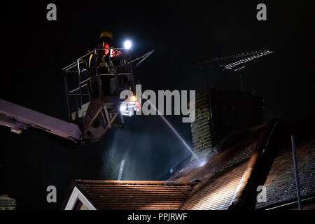 Sei motori Fire e una piattaforma di altezza di affrontare una casa di fuoco in giardini Havering Chadwell Heath. Foto Stock