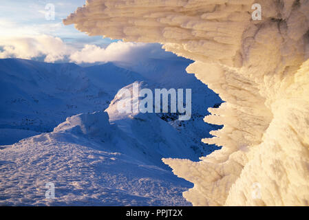 Paesaggio invernale con rocce in montagna. Bella neve e neve sulle pietre. La luce del sole al tramonto. Carpazi, Ucraina, Europa Foto Stock