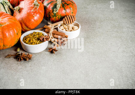 Serie di fatti in casa di spezie di zucca, vari ingredienti per la torta di zucca, biscotti e caffè latte Foto Stock