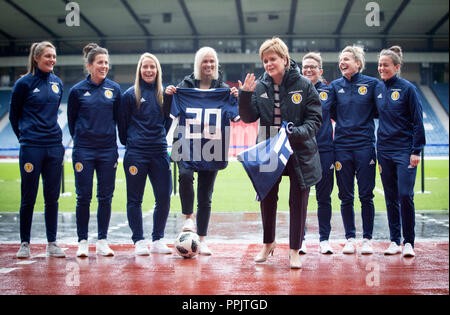 Primo Ministro Nicola storione (centro destra) annuncia i finanziamenti per le donne scozzesi della nazionale di calcio, con allenatore nazionale Shelley Kerr (centro sinistra), e alcuni dei primi giocatori di squadra, all'Hampden Park, Glasgow. Foto Stock