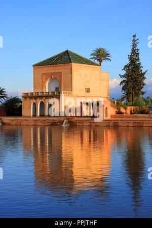 Il Marocco Marrakech Menara Pavilion riflessa sul suo lago nel tardo pomeriggio di sole. Foto Stock