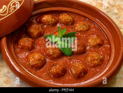 Il Marocco. Tajine di Kafta - tipici Marocchini e Libanesi piatto di polpette di carne in salsa di pomodoro con la paprika, il cumino, cipolle - cotto in un tagine di argilla. Foto Stock