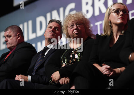 Ombra segretario Brexit Sir Keir Starmer (seconda a sinistra) e affiancamento al business segretario Rebecca Long-Bailey (destra) ascoltare leader laburista Jeremy Corbyn's discorso presso il partito della conferenza annuale presso l'Arena e dal Centro Congressi (ACC), in Liverpool. Foto Stock