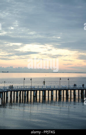 Pontile in legno sul mar baltico nell'estate sunrise, Polonia,Tricity Foto Stock