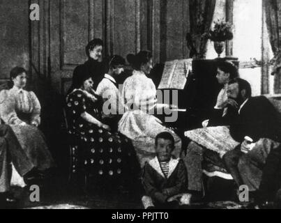 Claude Debussy (1862-1918). Il compositore francese. Debussy eseguendo un duetto al pianoforte con la sig.ra Chausson, presso la casa di Ernest Chausson (sulla destra dell'immagine), 1893. Foto Stock