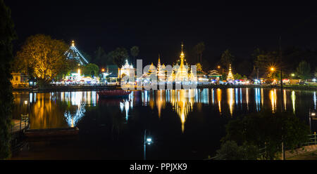 Bella luce e colori di Twilight time al Wat Jong Klang e Wat Jong Kham a Mae Hong Son provincia, Thailandia Foto Stock