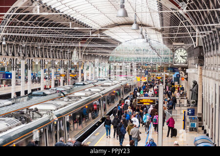 I passeggeri sulla piattaforma della stazione ferroviaria di Paddington, London, Regno Unito Foto Stock