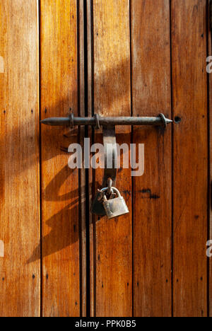 Vecchia porta di legno a Cartagena Colombia Foto Stock