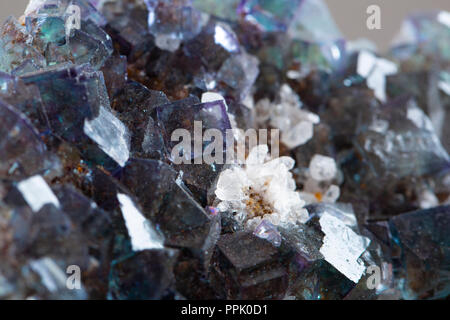 Macro di pietra minerale Fluorite cristallo su uno sfondo nero close-up Foto Stock