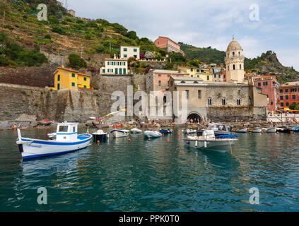 Vernazza arriwing dal mare Foto Stock