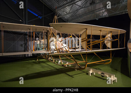 Replica del 1903 Wright Flyer, il primo aeromobile motorizzato per volare, sul display all'Aviodrome Parco tematico dell'aviazione. Foto Stock