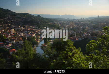 Affacciato sul centro della città di Sarajevo da un vicino colle durante il tramonto. Foto Stock