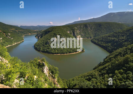 Guardando il meandro del fiume Vrbas da un punto di vista Foto Stock