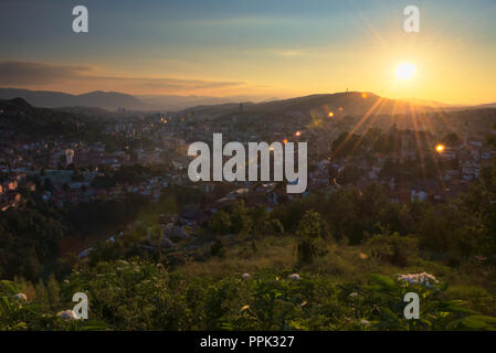 Bellissima vista al tramonto a Sarajevo. Affacciato sulla città da un vicino colle. Foto Stock